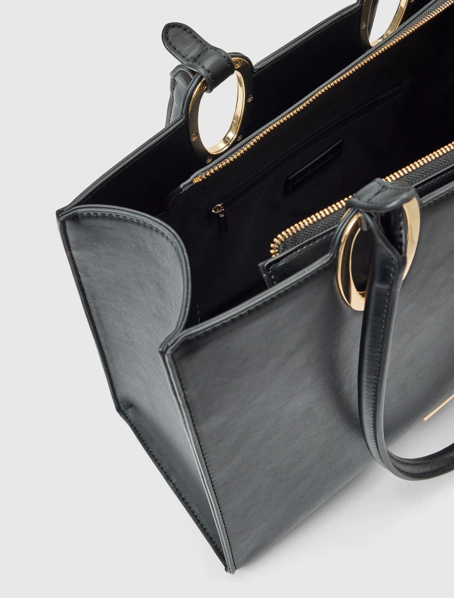 Sammi Oval Hardware Shoulder Tote Black_mannequin