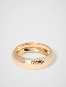 Phoebe Molten Bangle Gold_mannequin