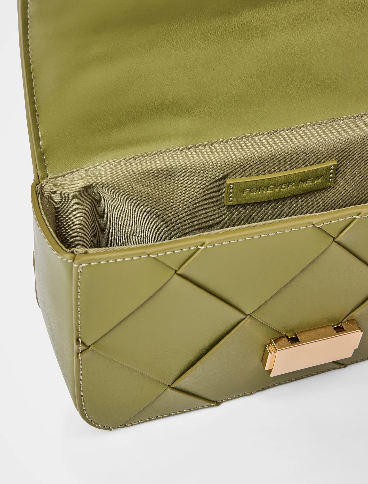 Lulu Lattice Chain Bag Olive_mannequin