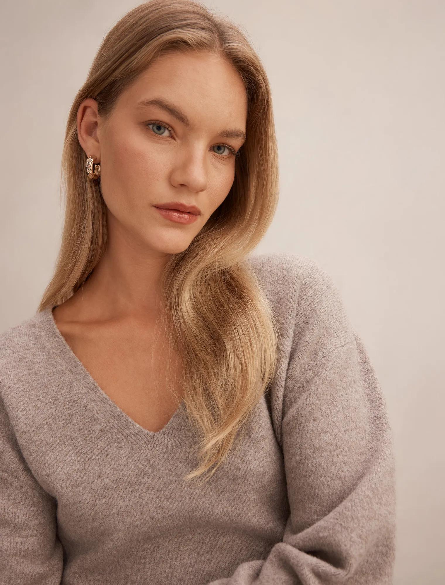 Eloise V-Neck Sweater Mocha