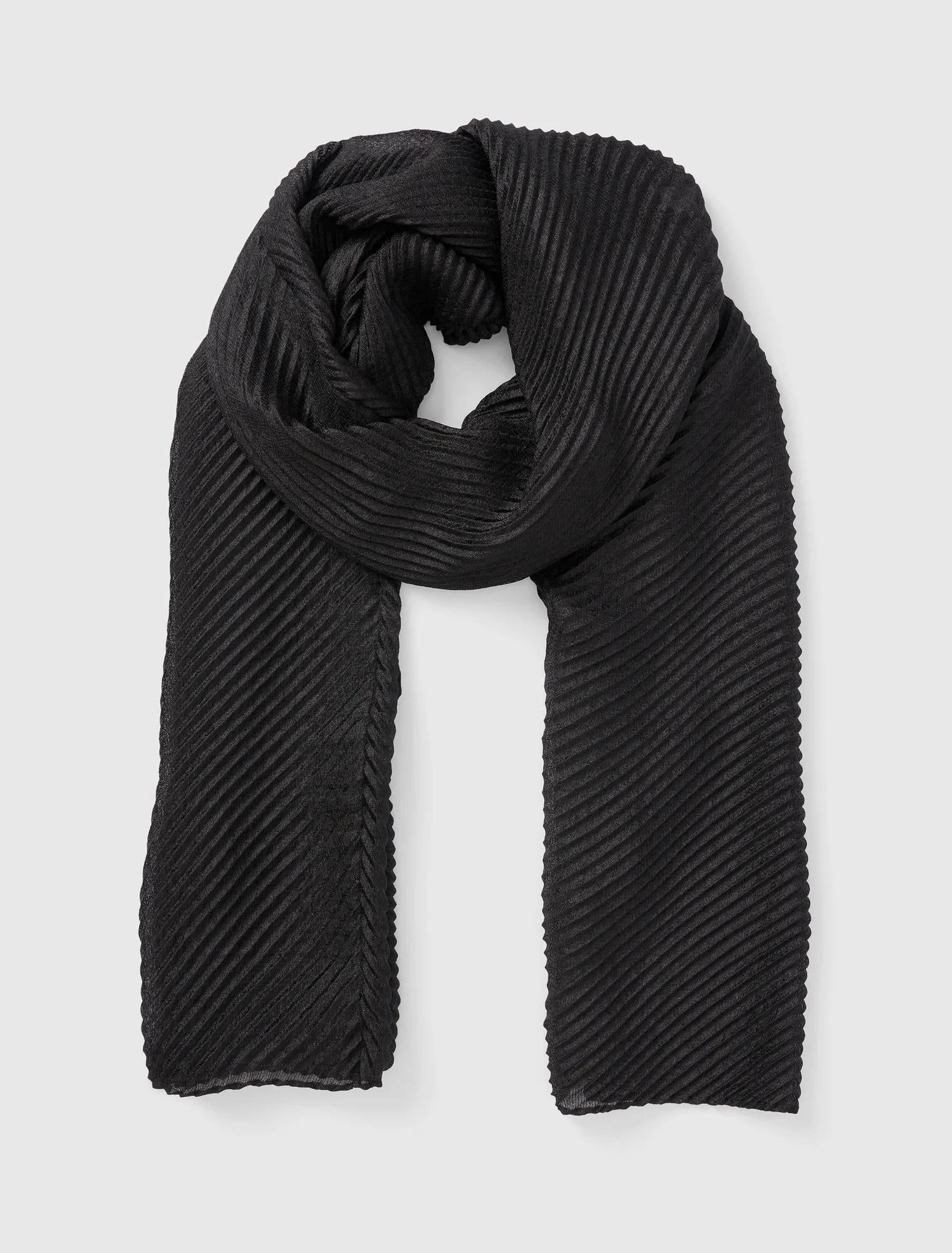Harriet Pleated Scarf Black_mannequin