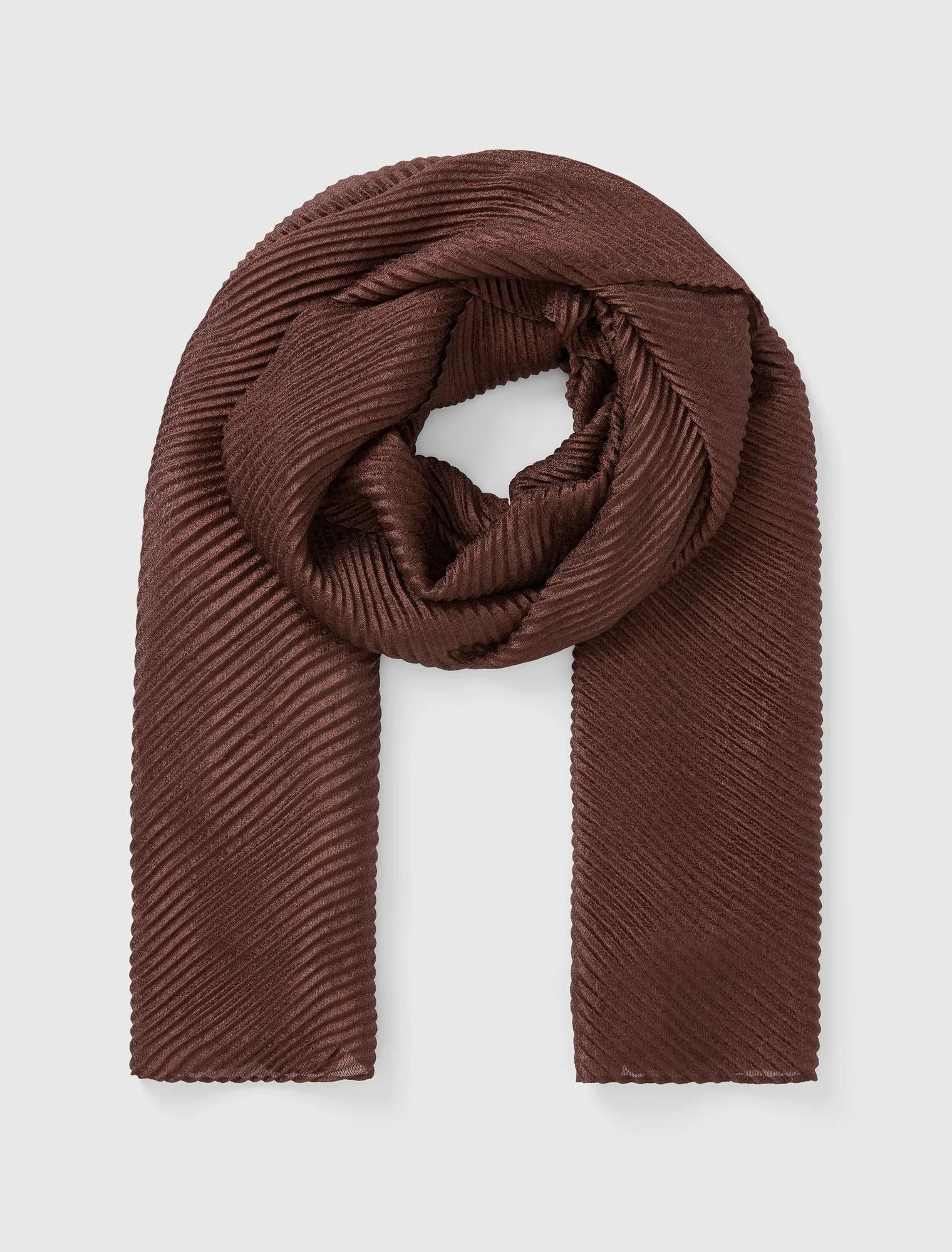 Harriet Pleated Scarf Chocolate_mannequin