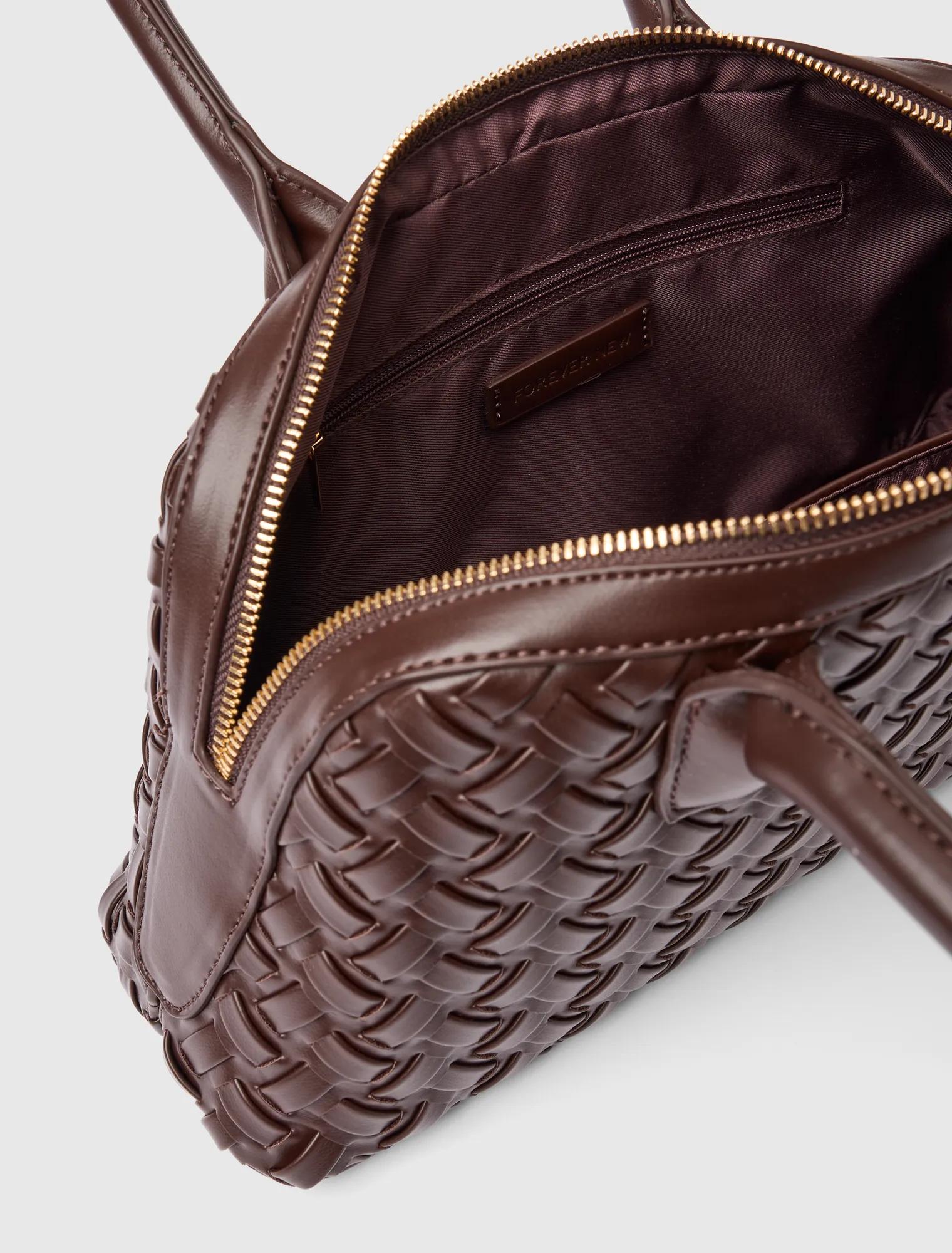 Kendra Weave Kettle Bag Dark Chocolate_mannequin