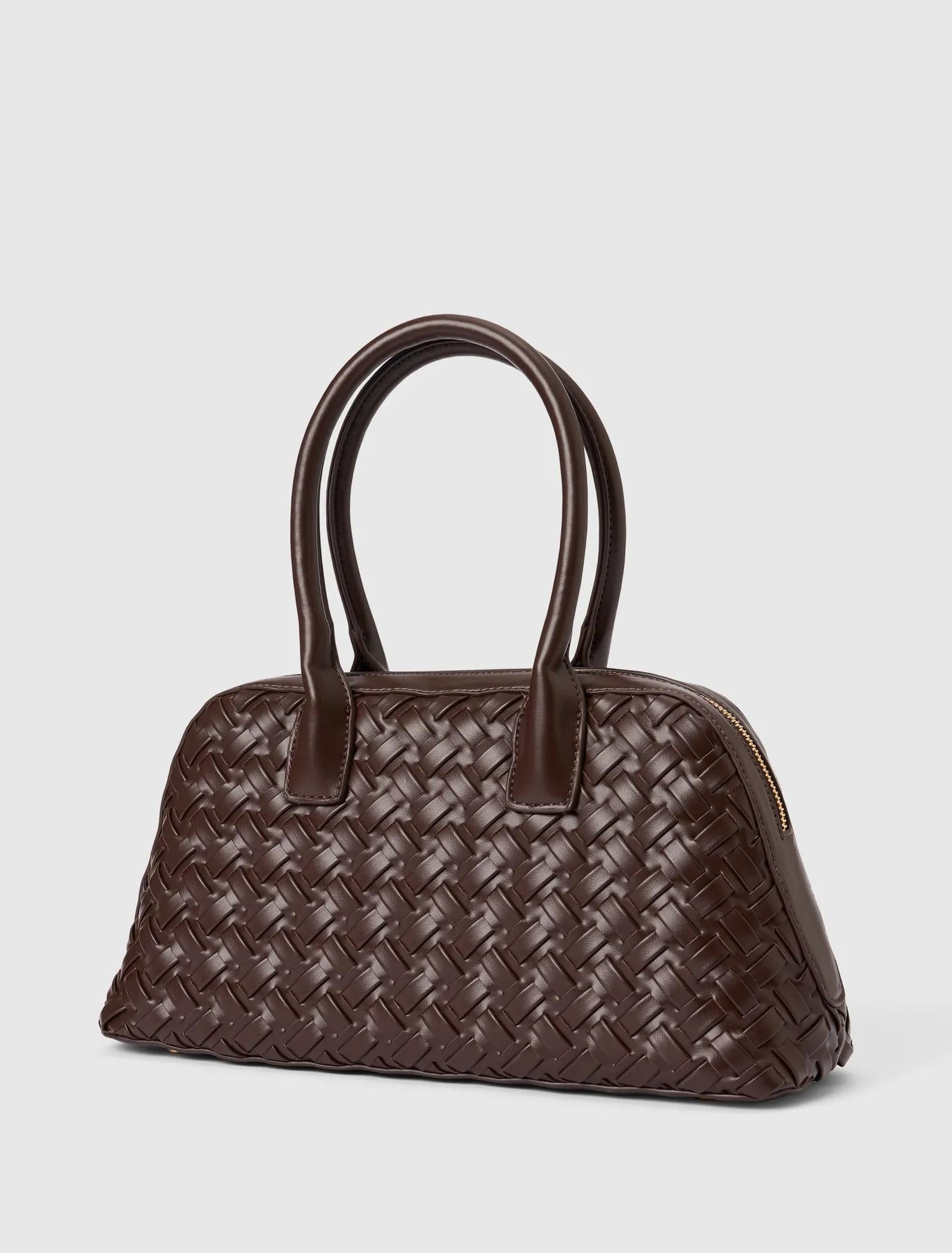 Kendra Weave Kettle Bag Dark Chocolate_mannequin