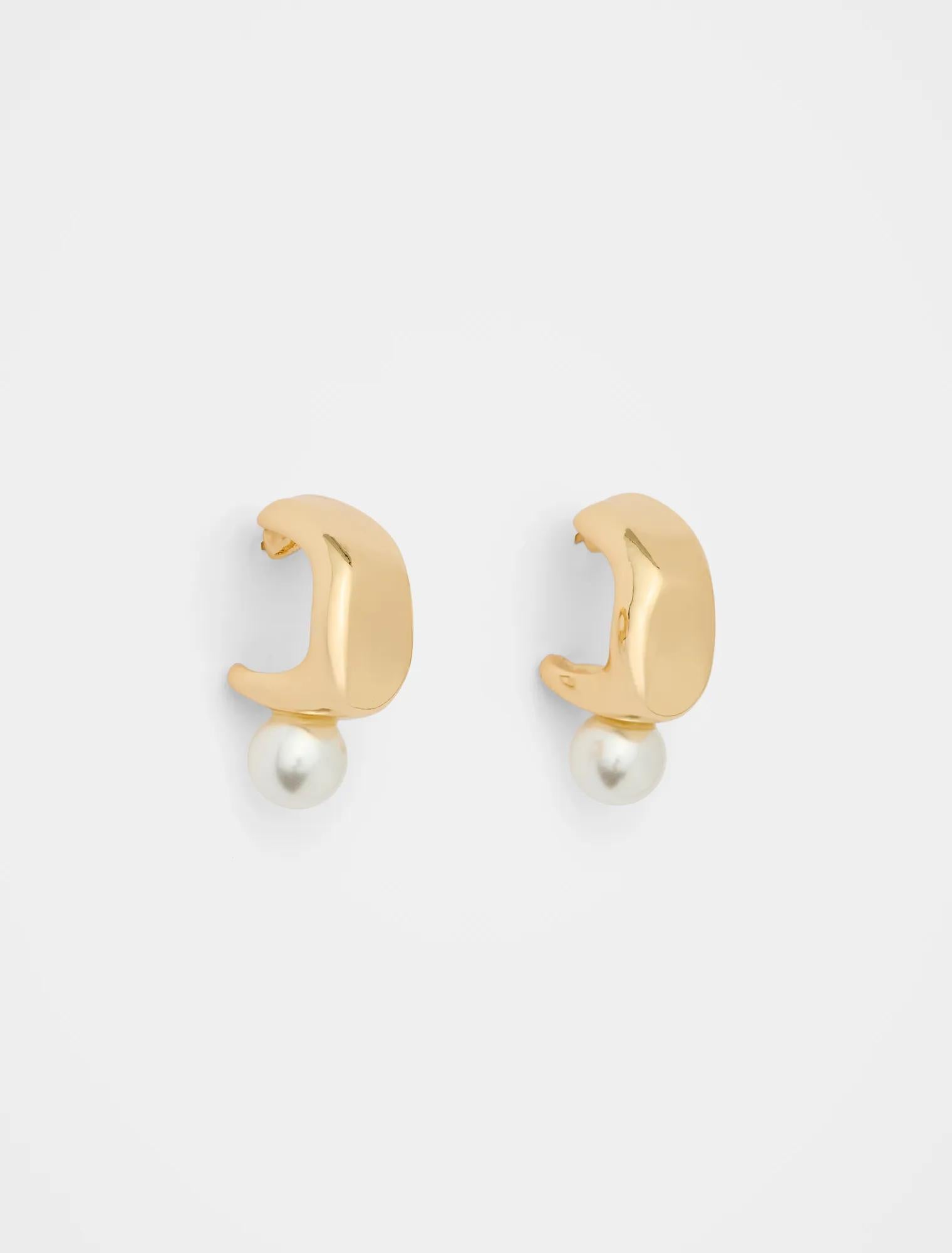 Miley Molton Hoop and Pearl Earrings Gold_mannequin