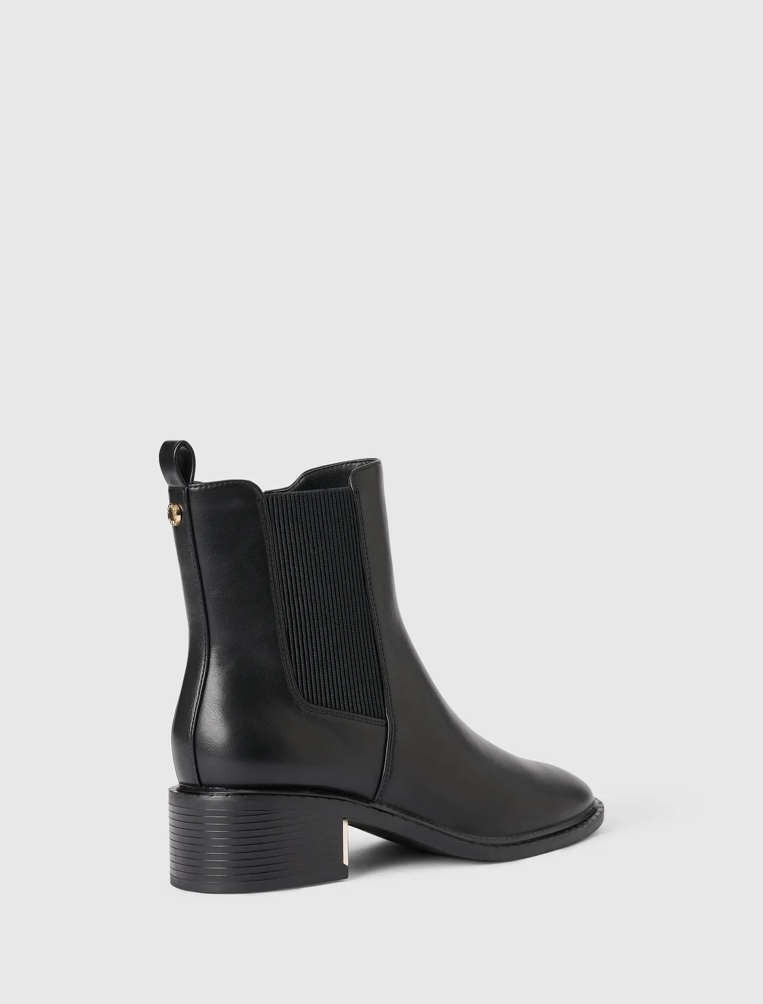 Imogen Chelsea Boots Black_mannequin