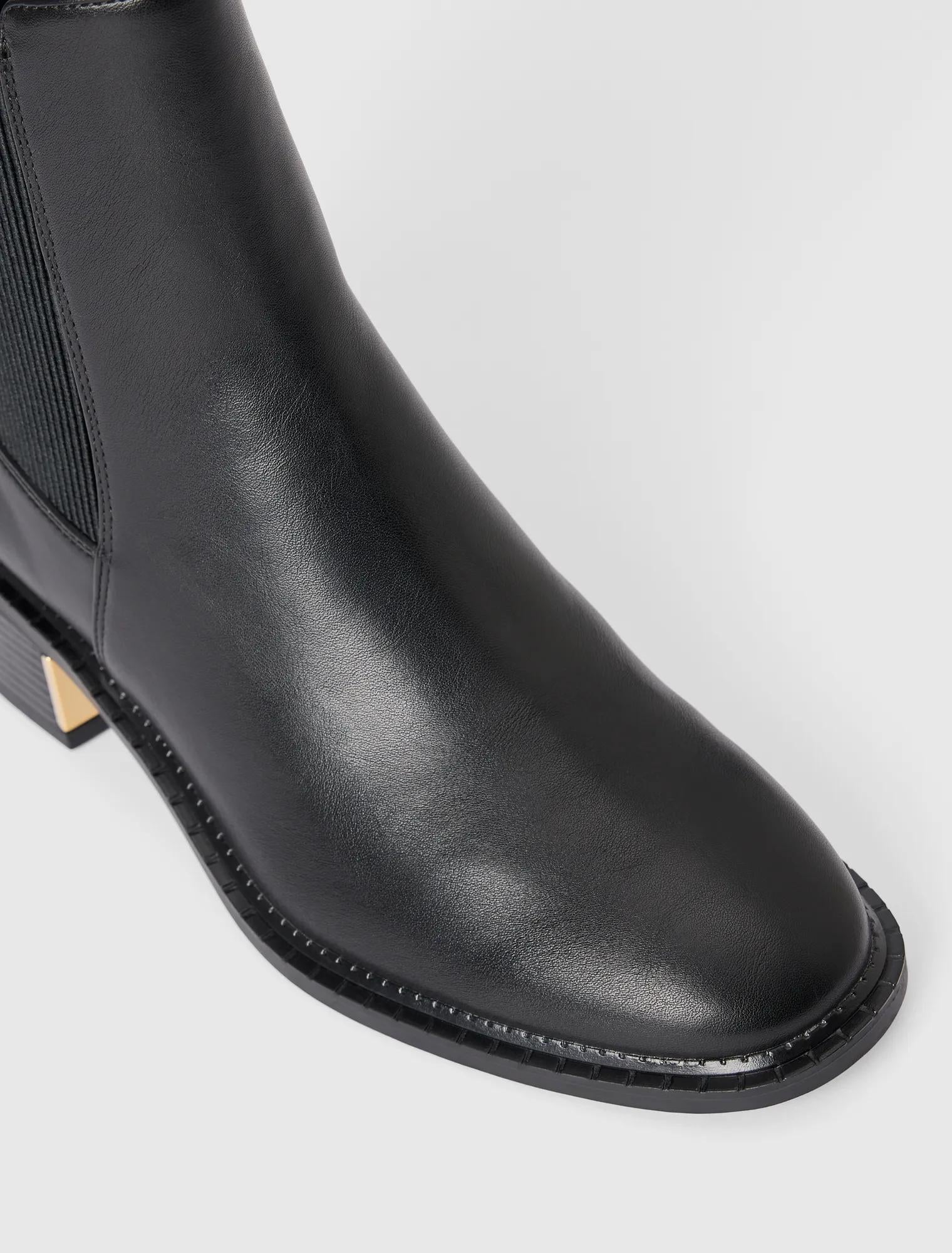 Imogen Chelsea Boots Black_mannequin