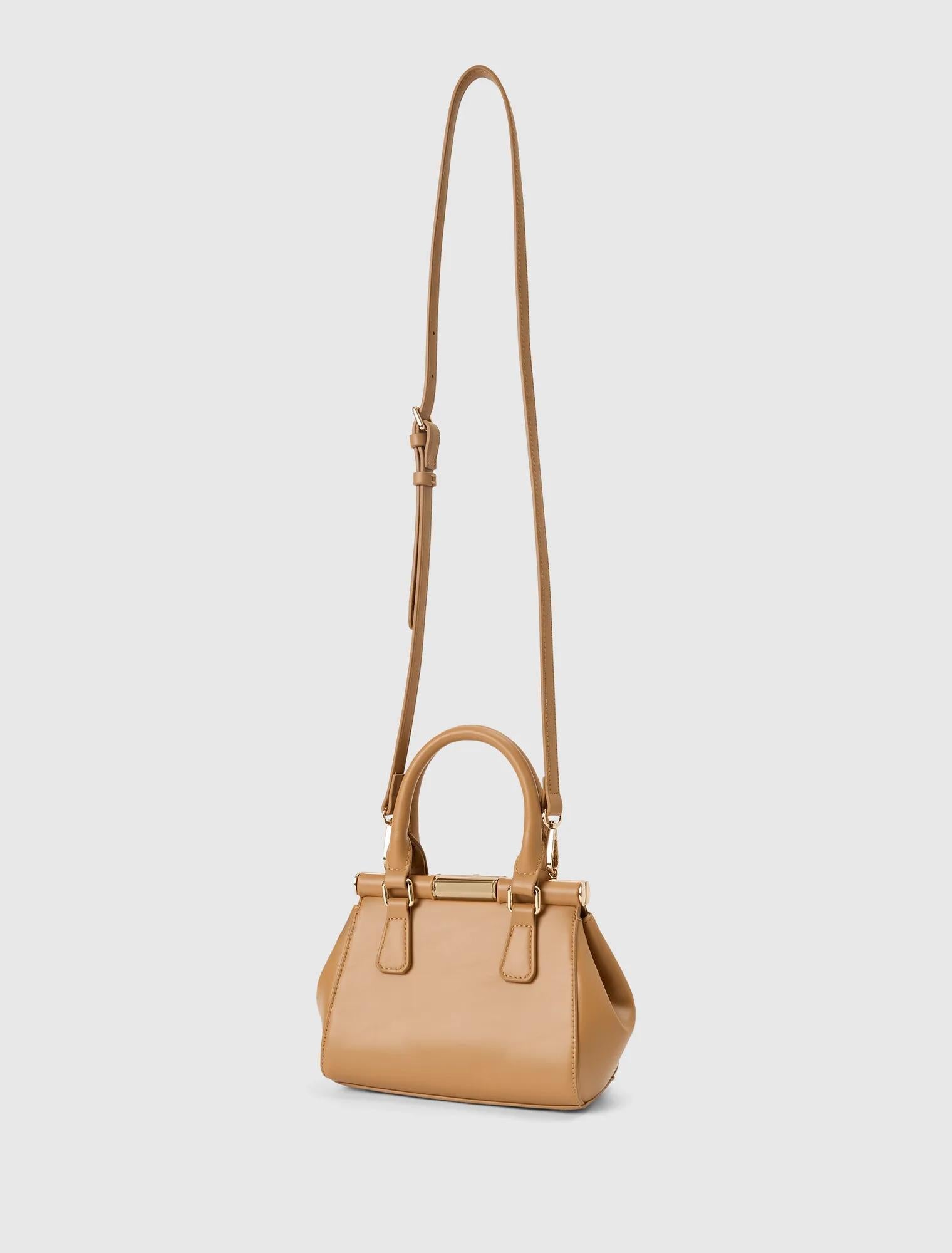 Lana Small Lock Grab Bag Camel_mannequin