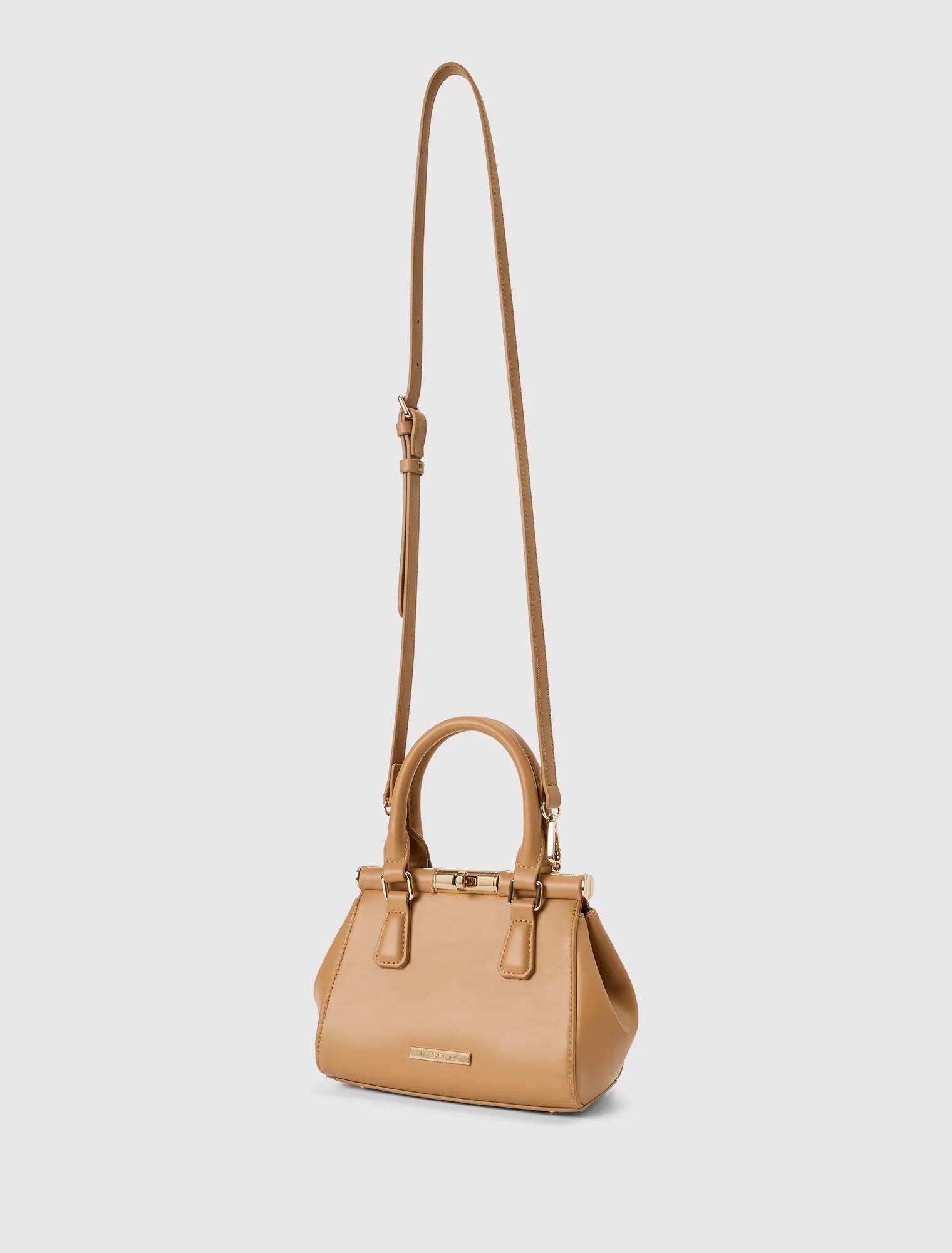 Lana Small Lock Grab Bag Camel_mannequin