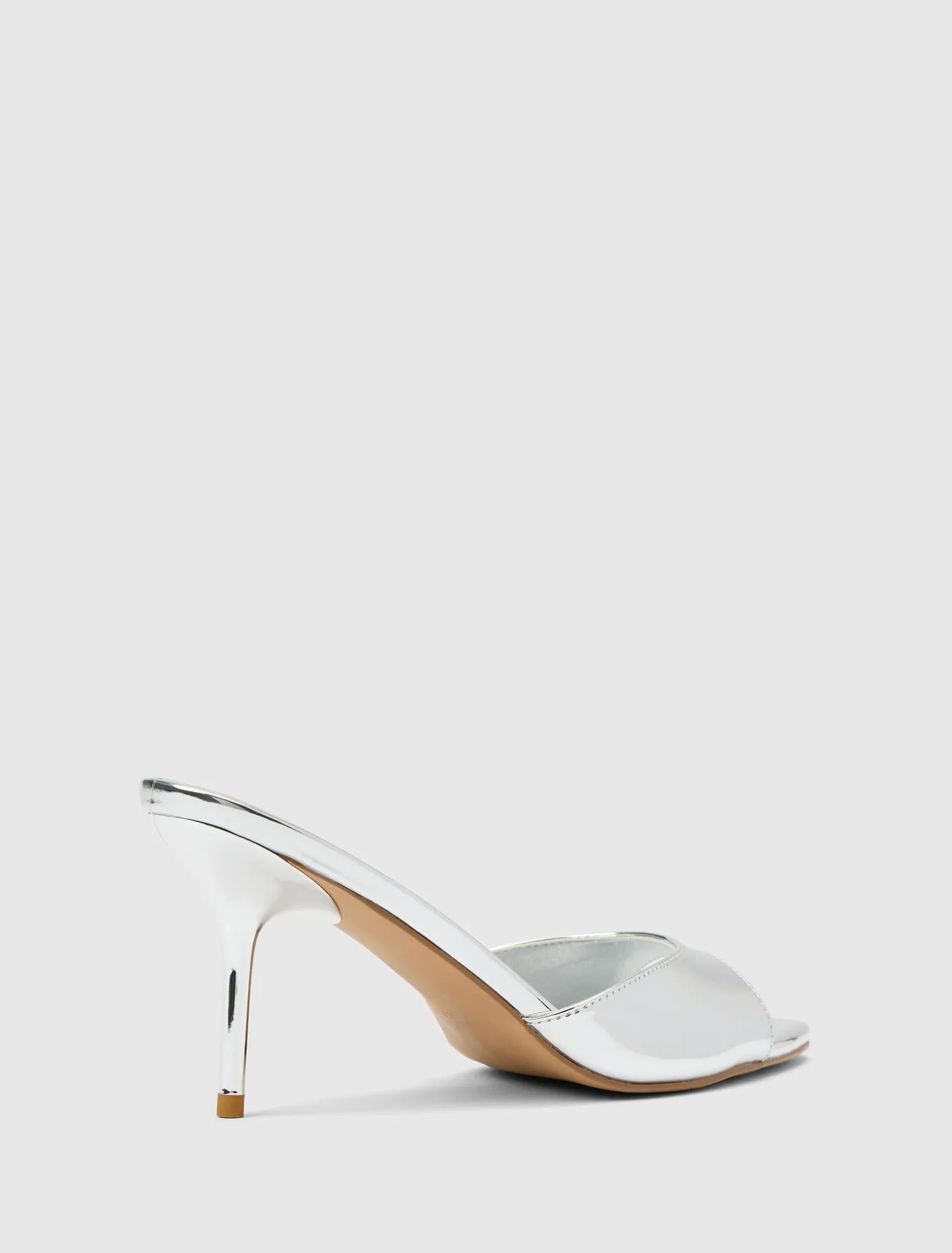 Poppy Pointed Toe Mule Silver_mannequin