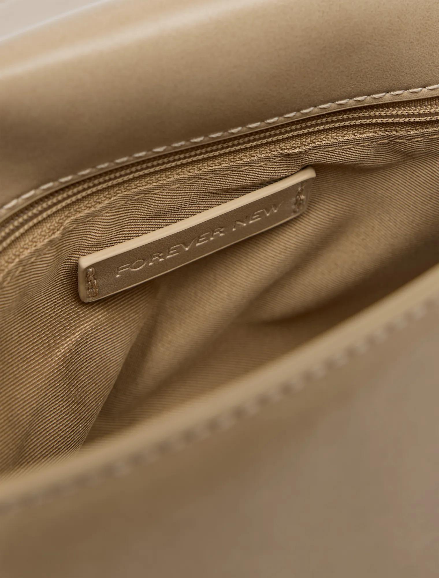 Miranda Chain Shoulder Bag Natural_mannequin