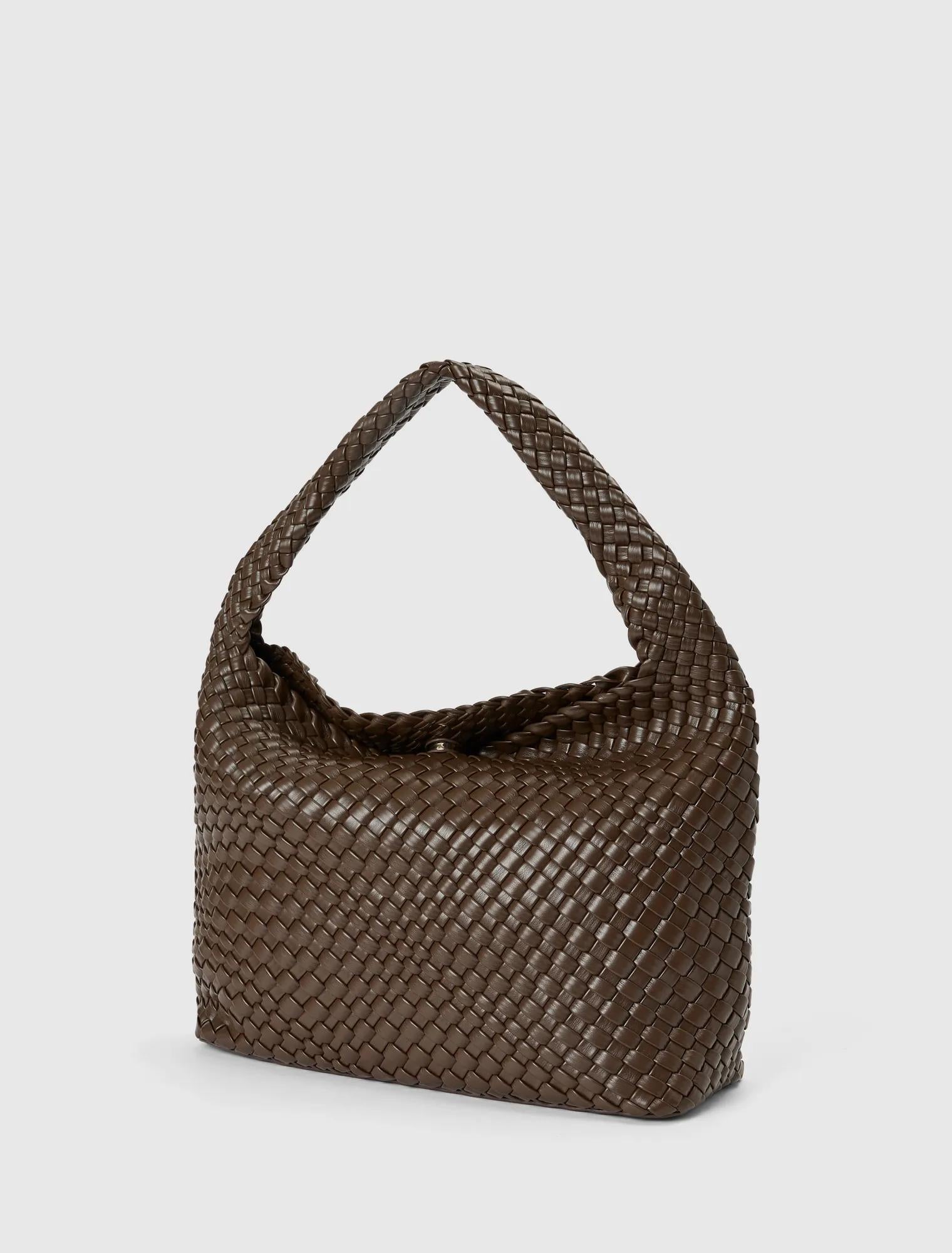 Nora Weave Hobo Bag Chocolate_mannequin