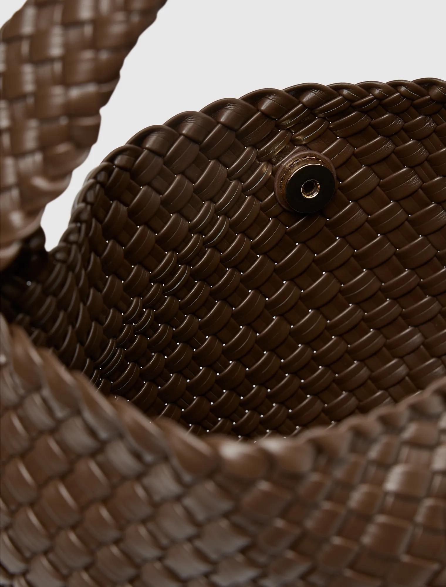 Nora Weave Hobo Bag Chocolate_mannequin