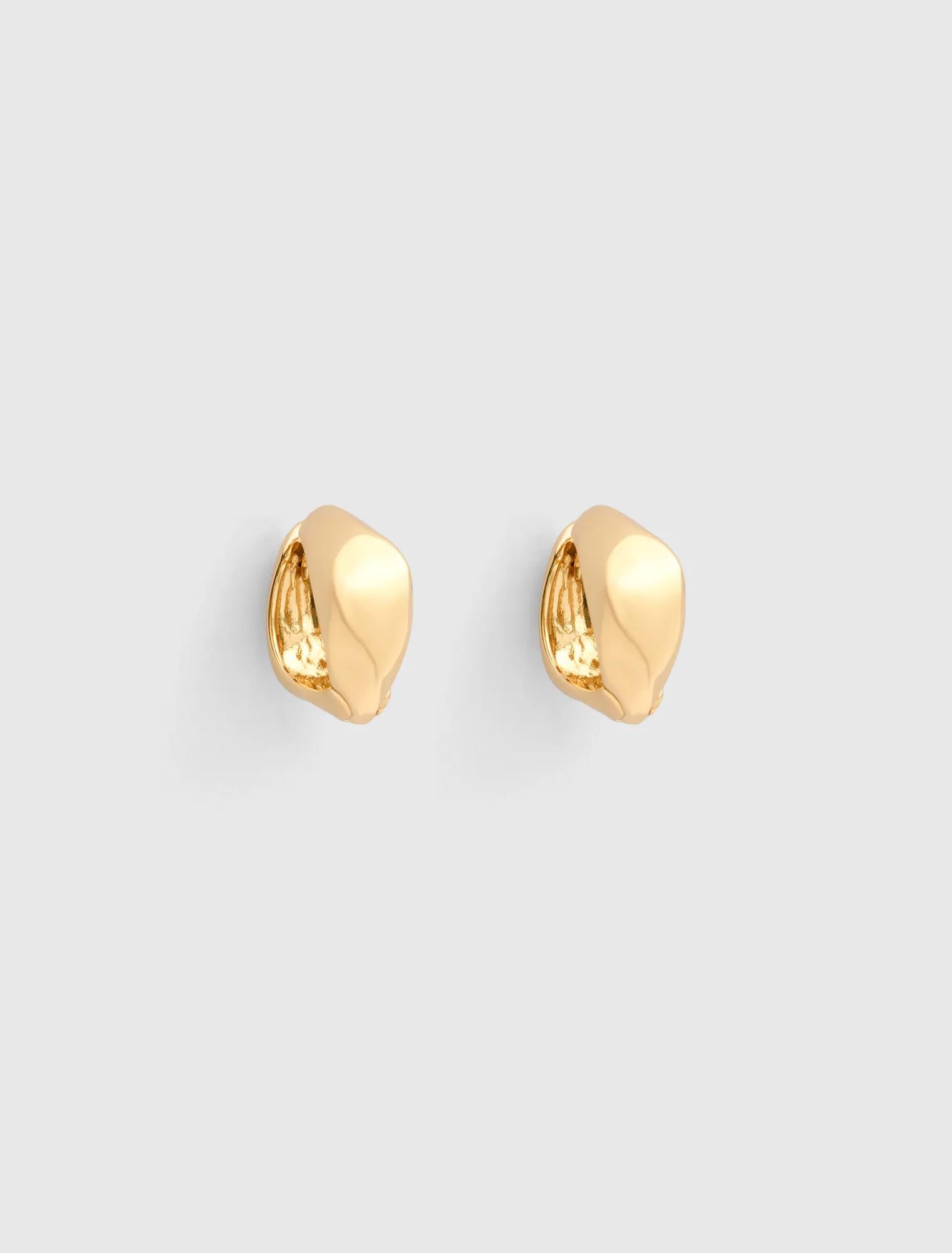 Signature Clare Chunky Angle Hoop Earrings Gold_mannequin
