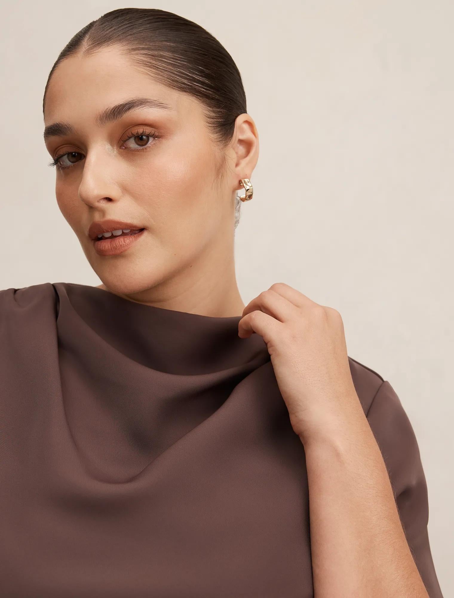 Jolie Curve High Neck Top Chocolate