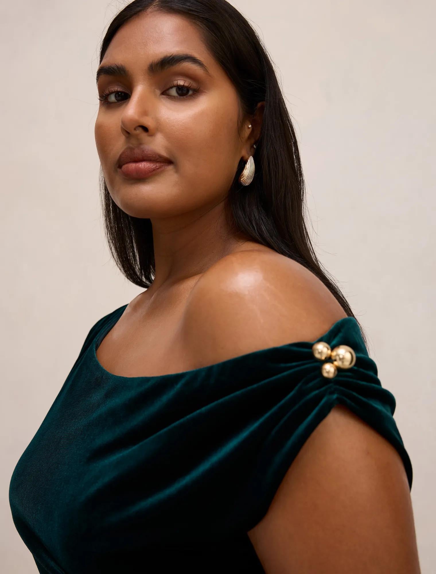 Winslet Curve Off Shoulder Velvet Gown Dark Green