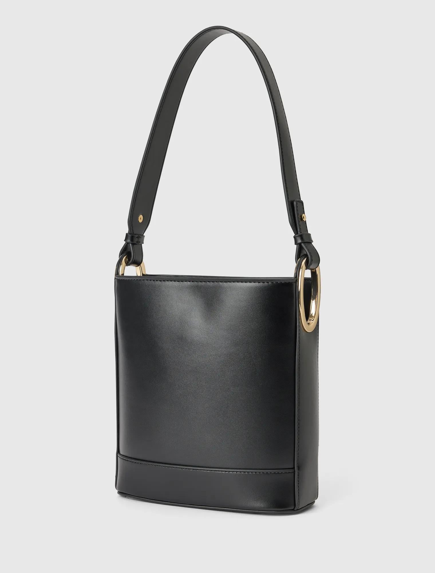 Odette Oval Hardware Bucket Bag Black_mannequin