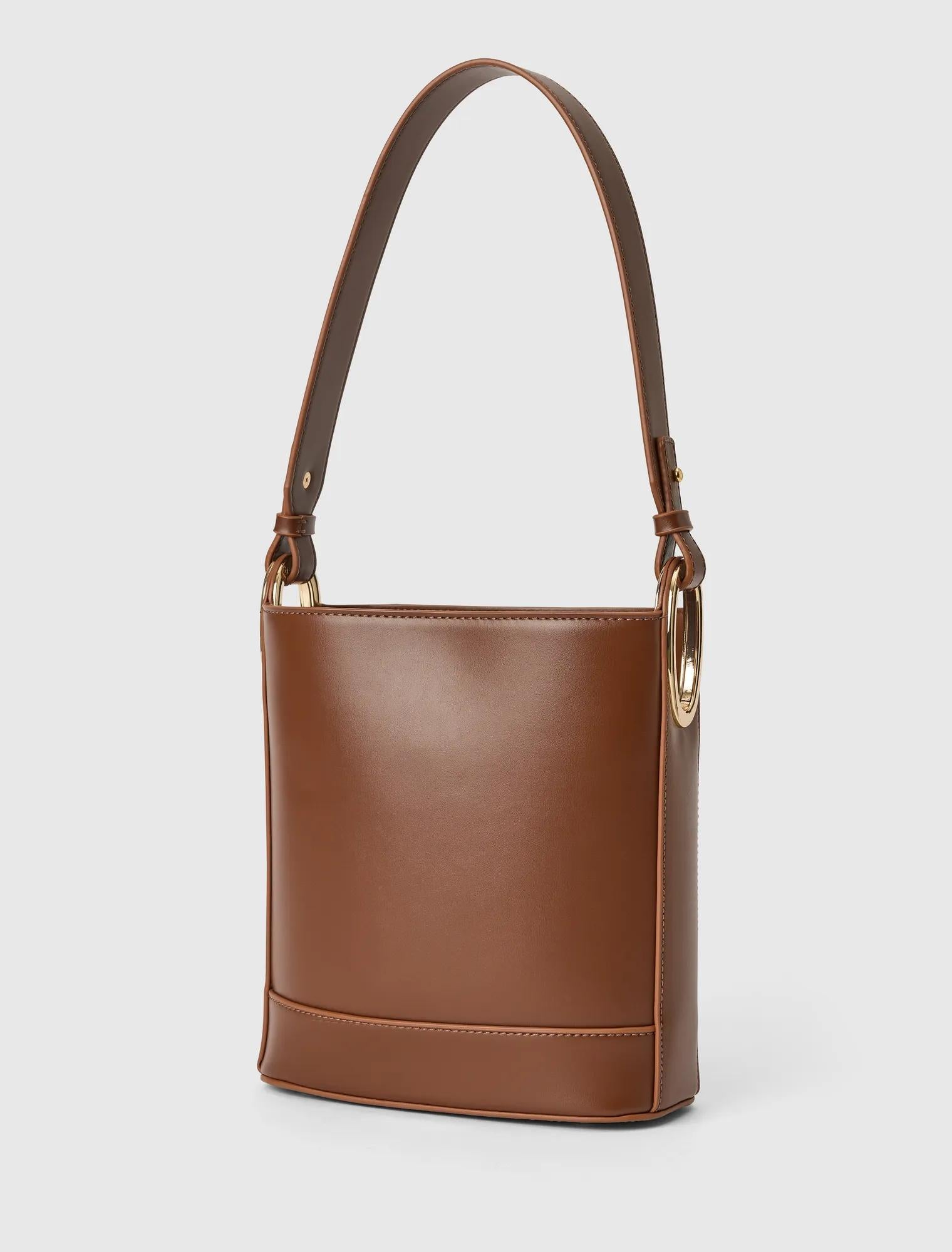 Odette Oval Hardware Bucket Bag Tan_mannequin