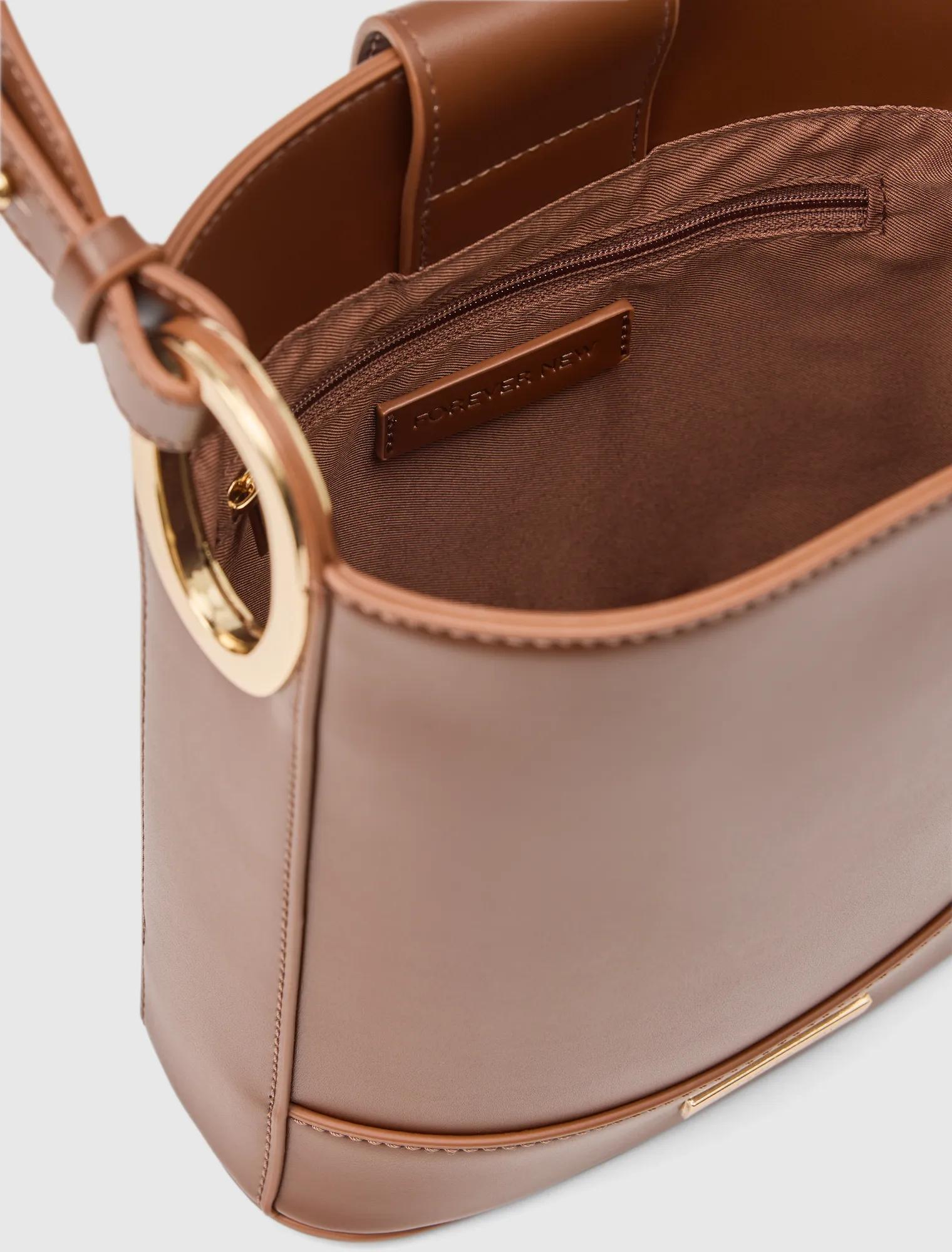 Odette Oval Hardware Bucket Bag Tan_mannequin