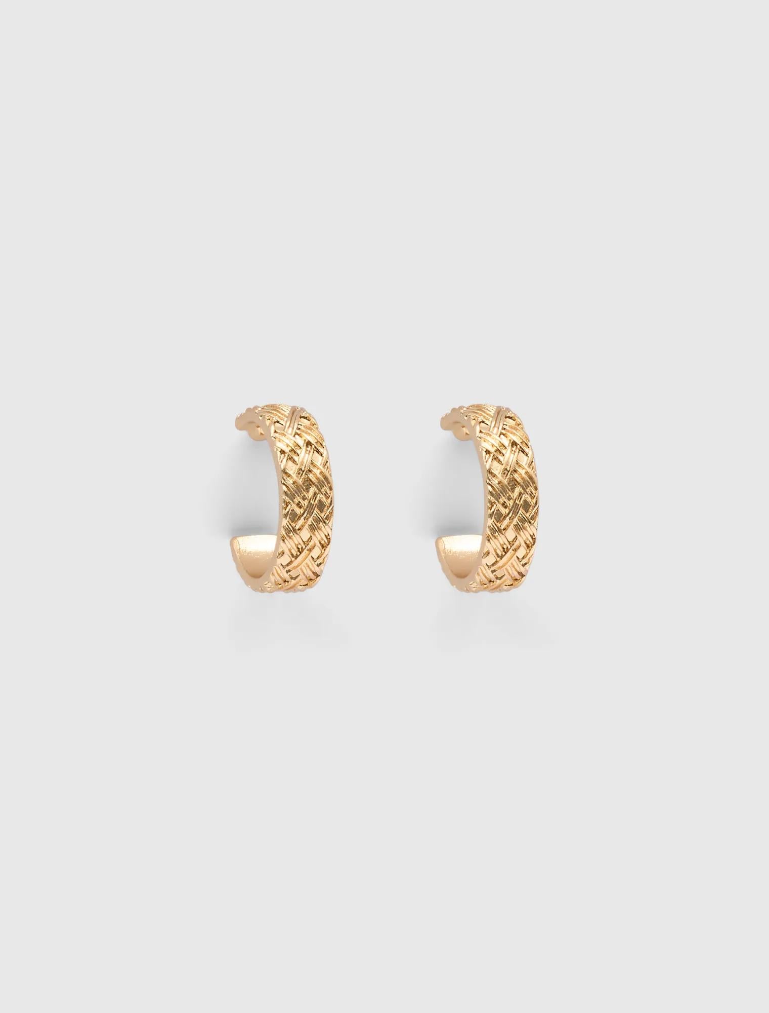 Signature Pam Plait Hoop Gold_mannequin