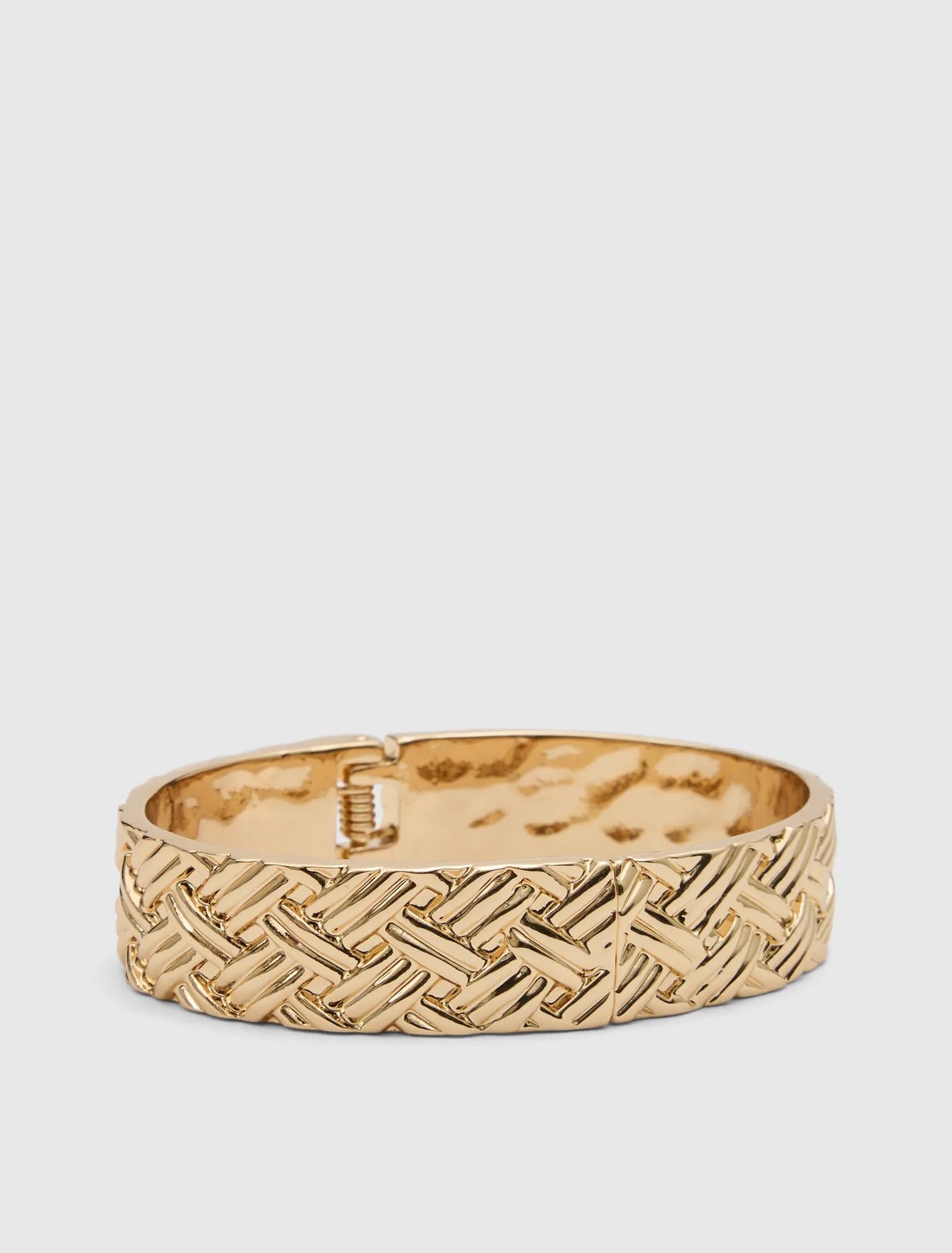 Signature Pam Plait Bangle Gold_mannequin