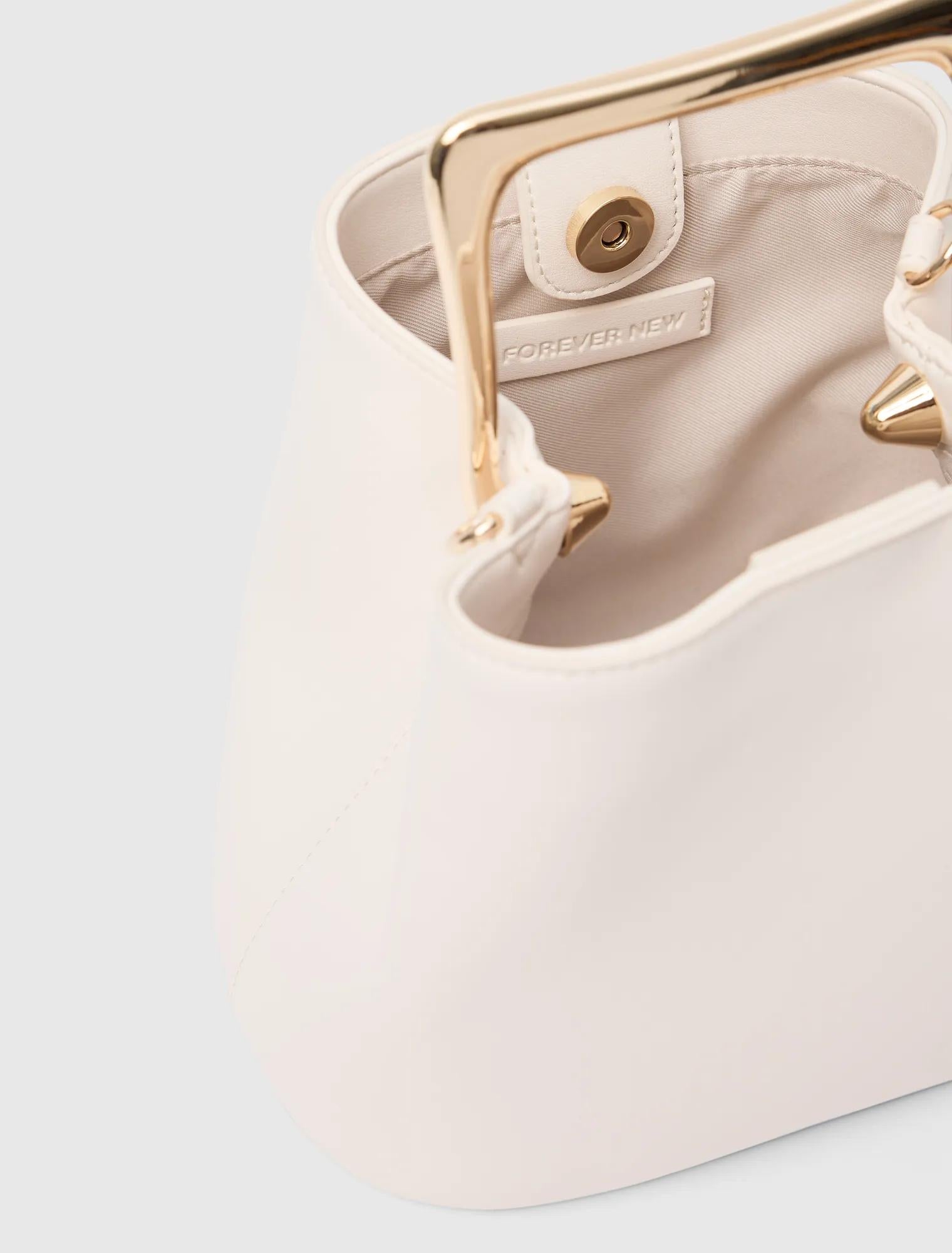 Martha Metal Handle Bag Ivory_mannequin