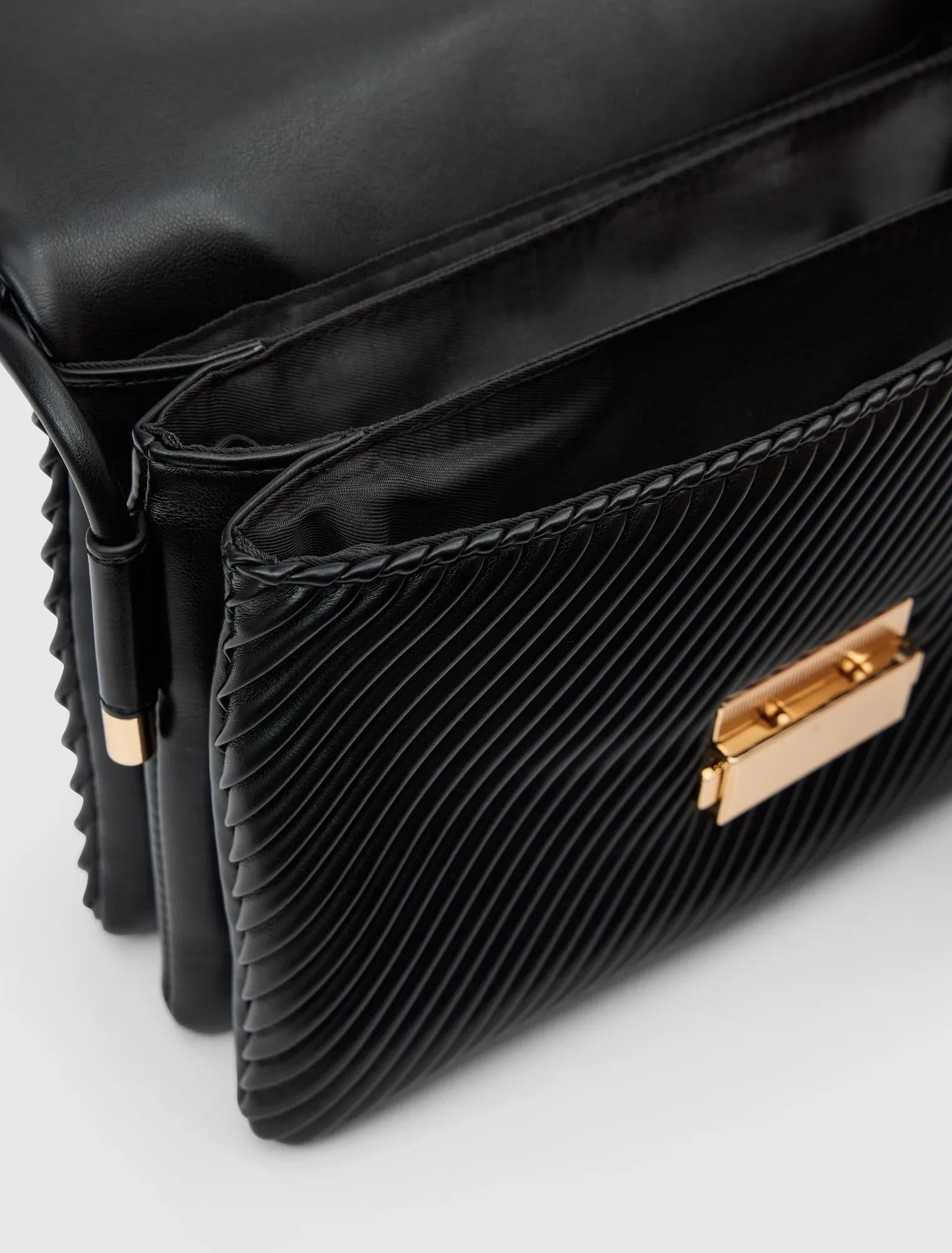 Philippa Pleat Shoulder Bag Black_mannequin
