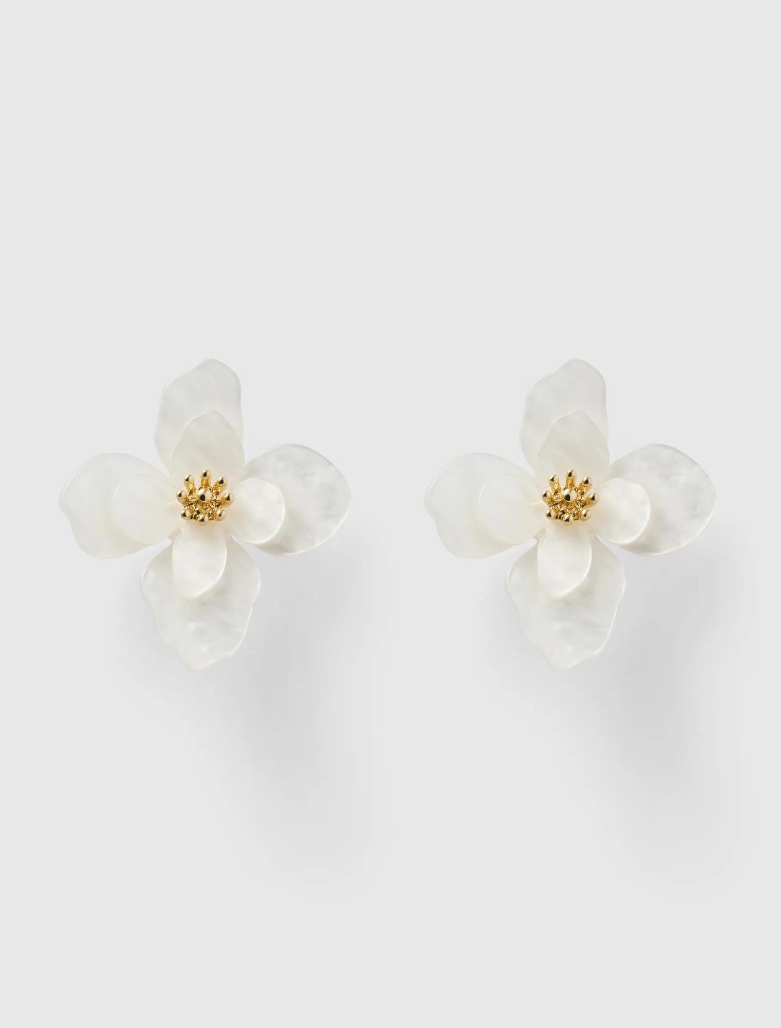 Anya Acrylic Flower Earrings White_mannequin