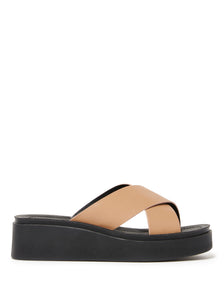 Loren Flatform Slide Camel_mannequin