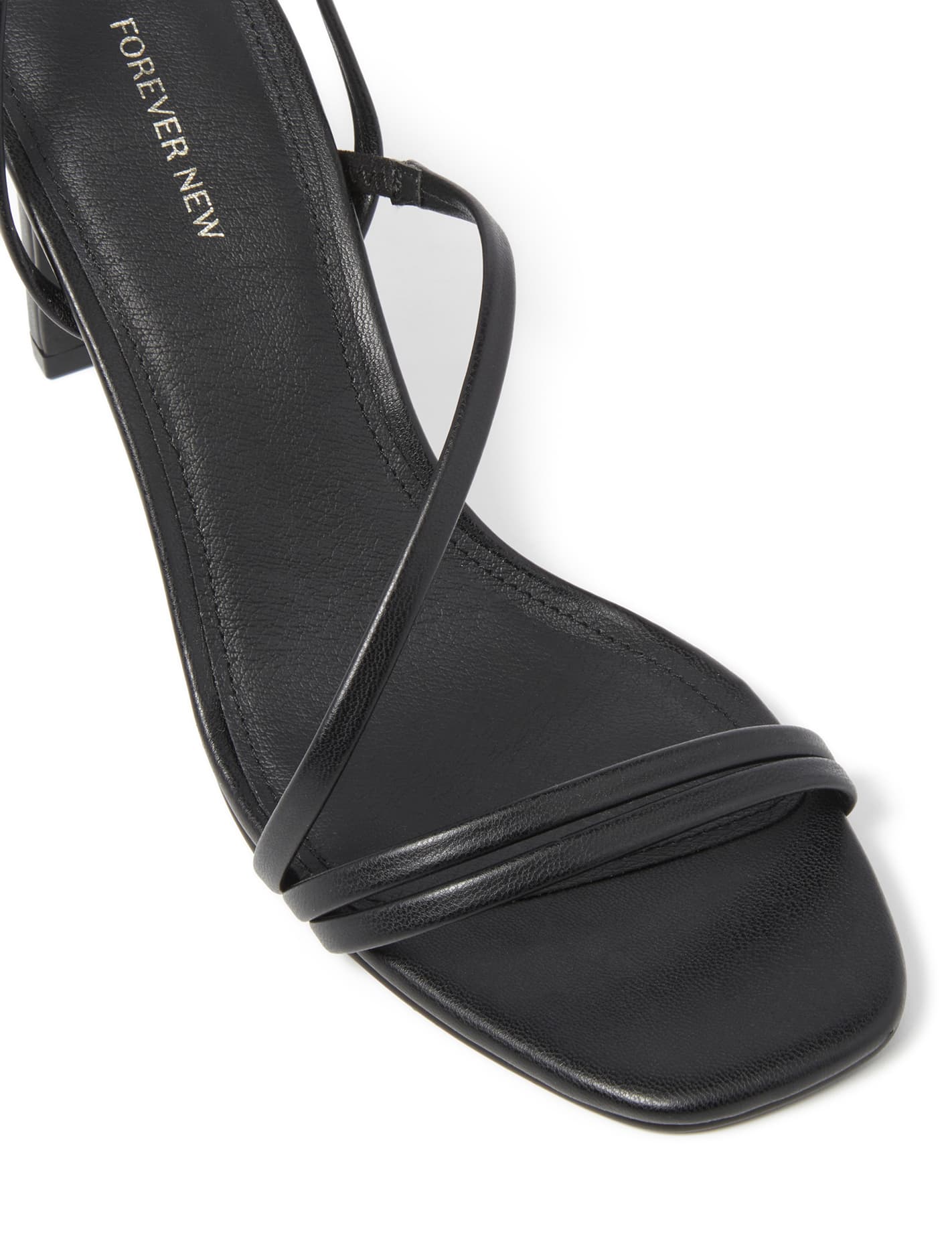Vanessa Thin Block Heel Black_mannequin