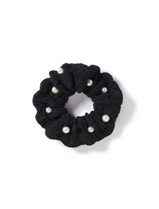 Harlow Pearl Scrunchie Black_mannequin