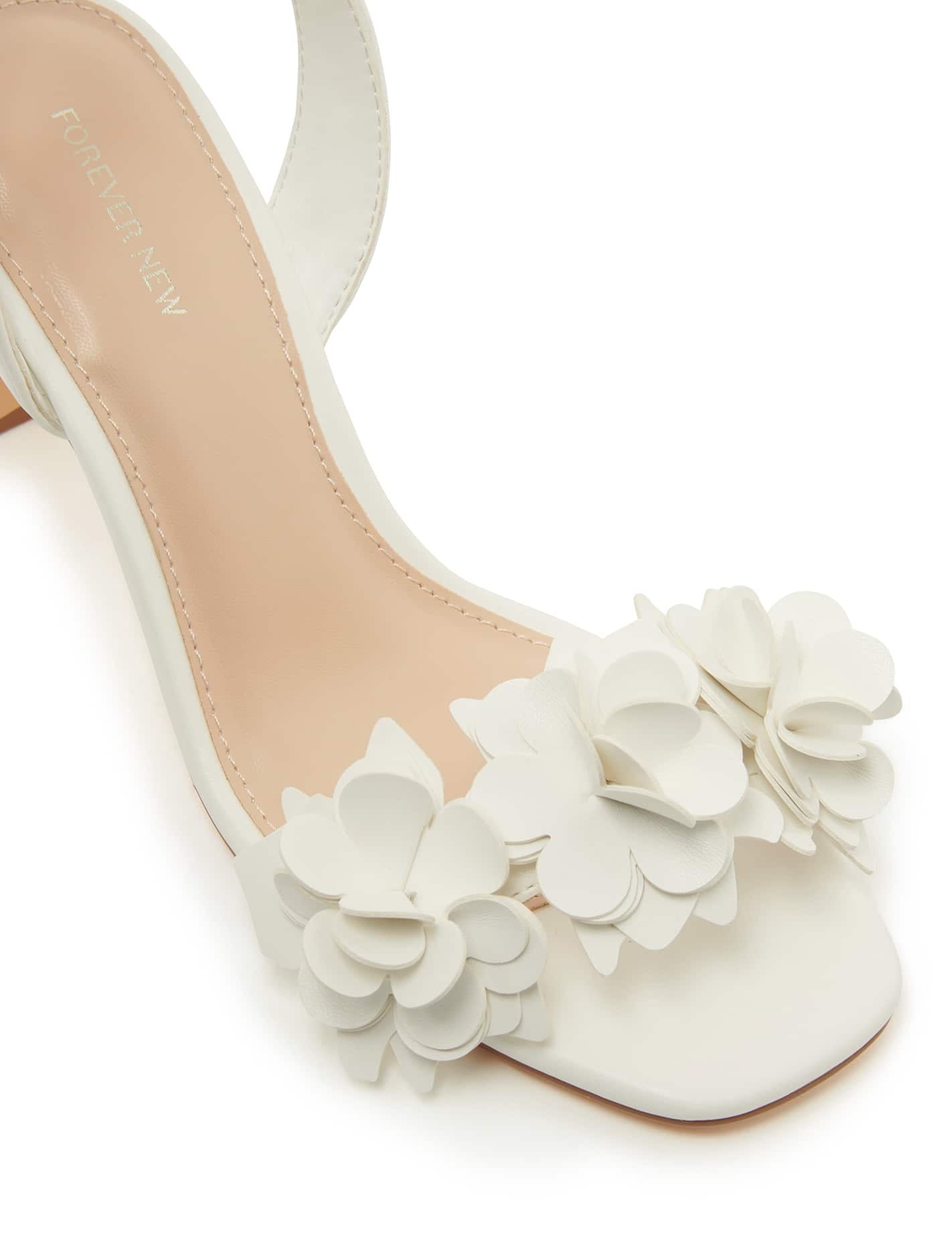 Winnie Flower Heel White_mannequin