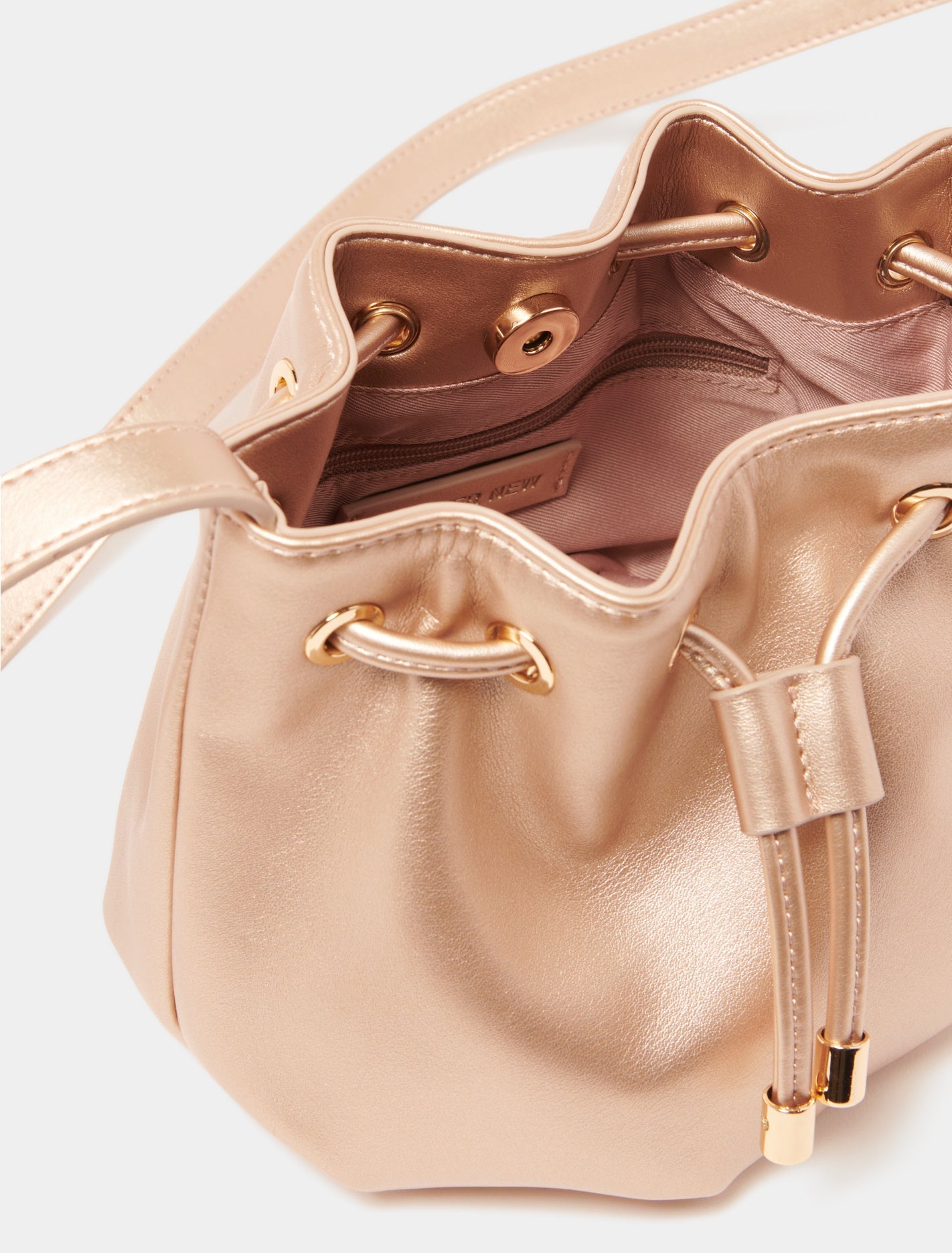 Josette Bucket Bag Gold_mannequin