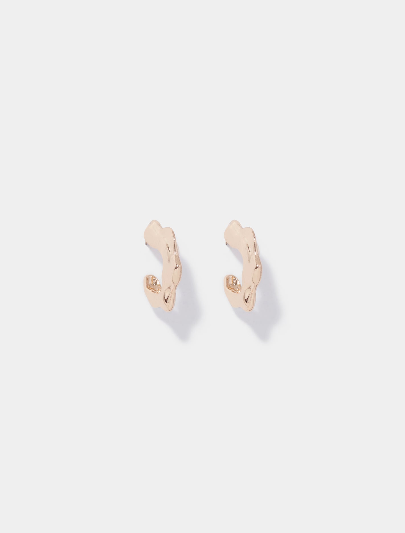 Signature Essy Wave Hoop Earrings Gold_mannequin