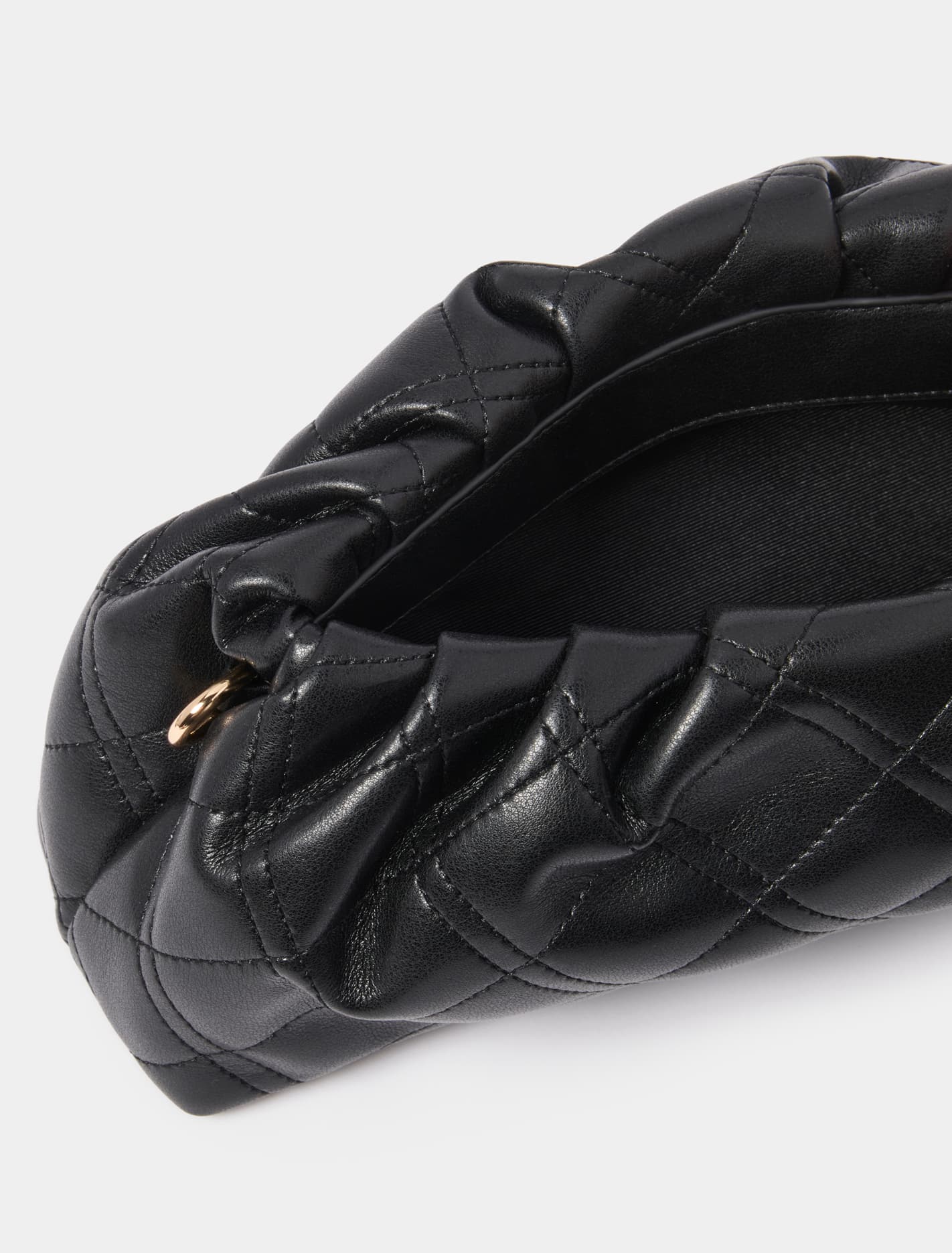 Signature Saskia Soft Quilt Clutch Black_mannequin