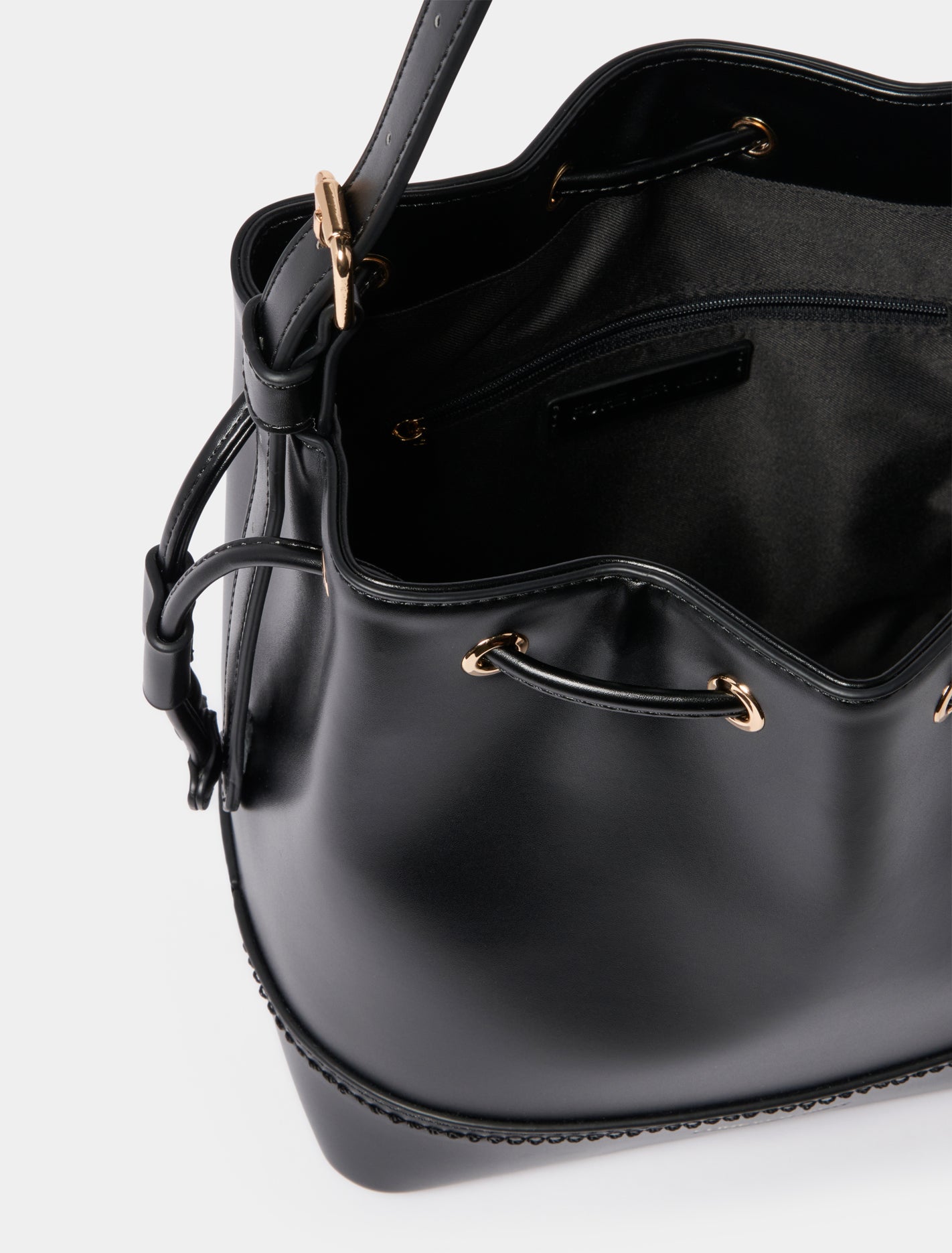Brittney Bucket Bag Black_mannequin