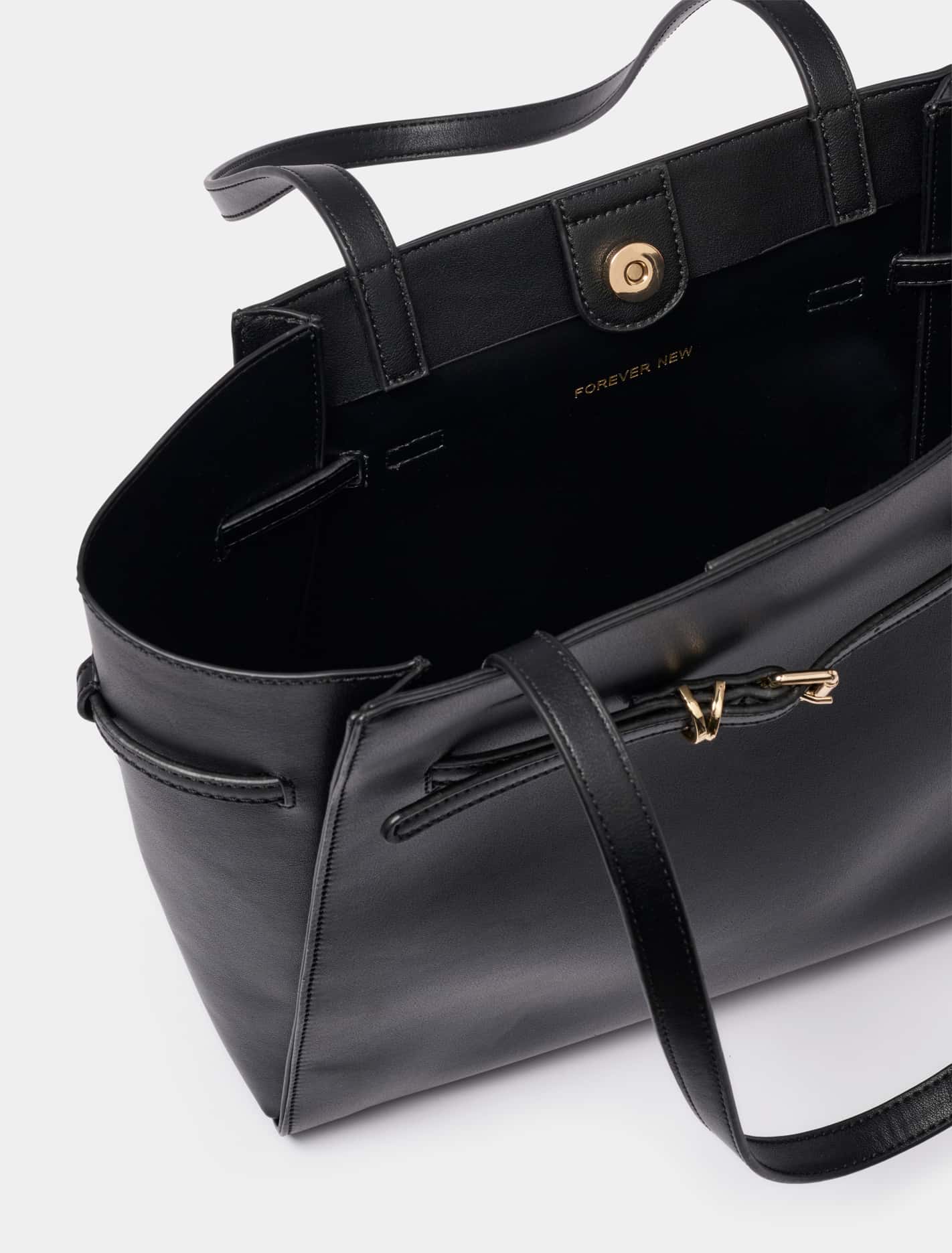 Rhiannon Buckle Tote Bag Black_mannequin
