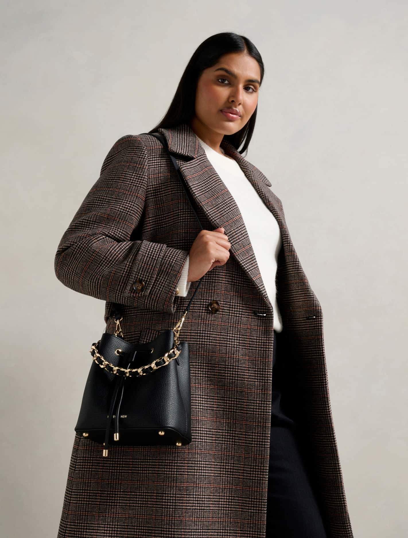 Sawyer Small Bucket Bag Black_mannequin