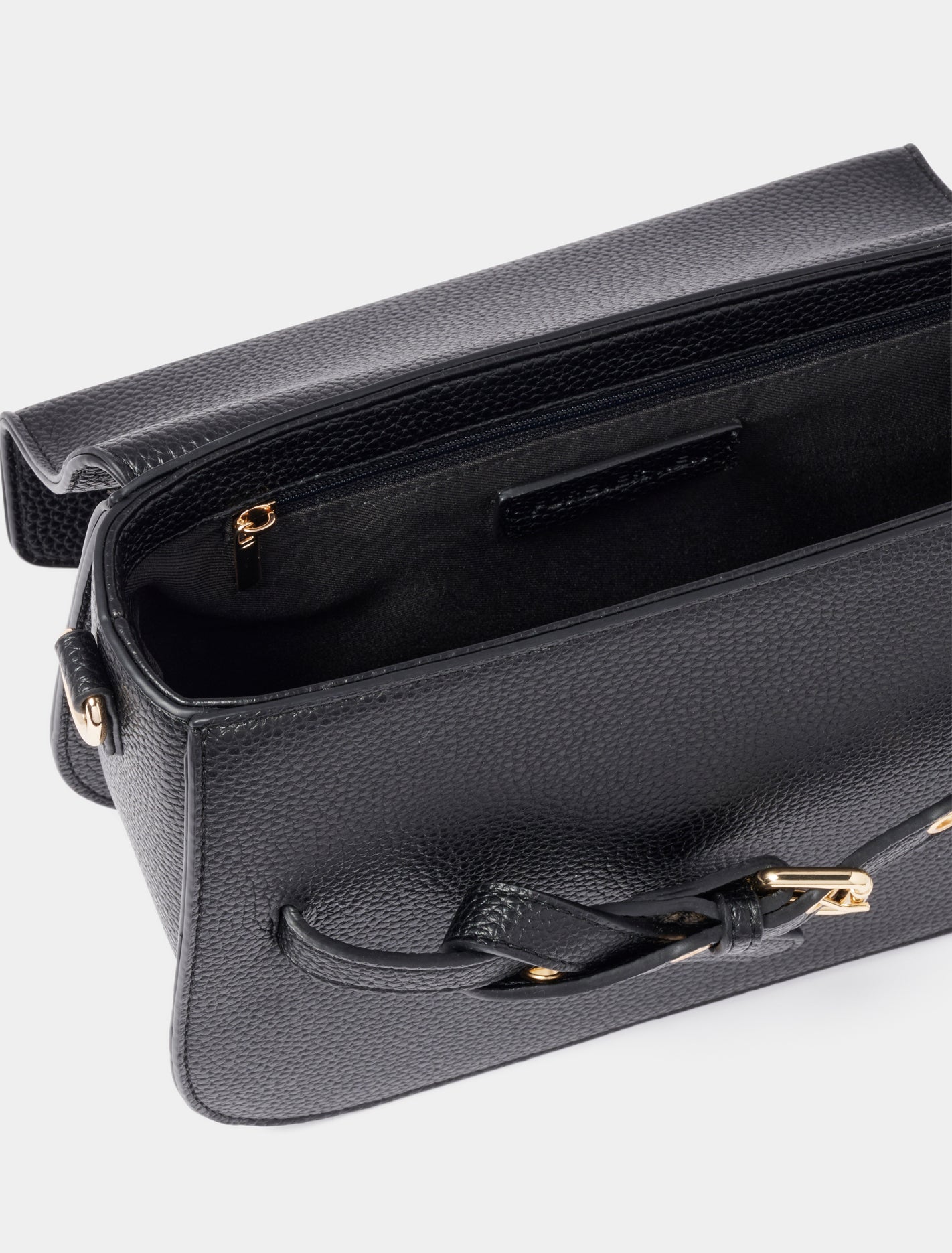 Bel Buckle Crossbody Bag Black_mannequin