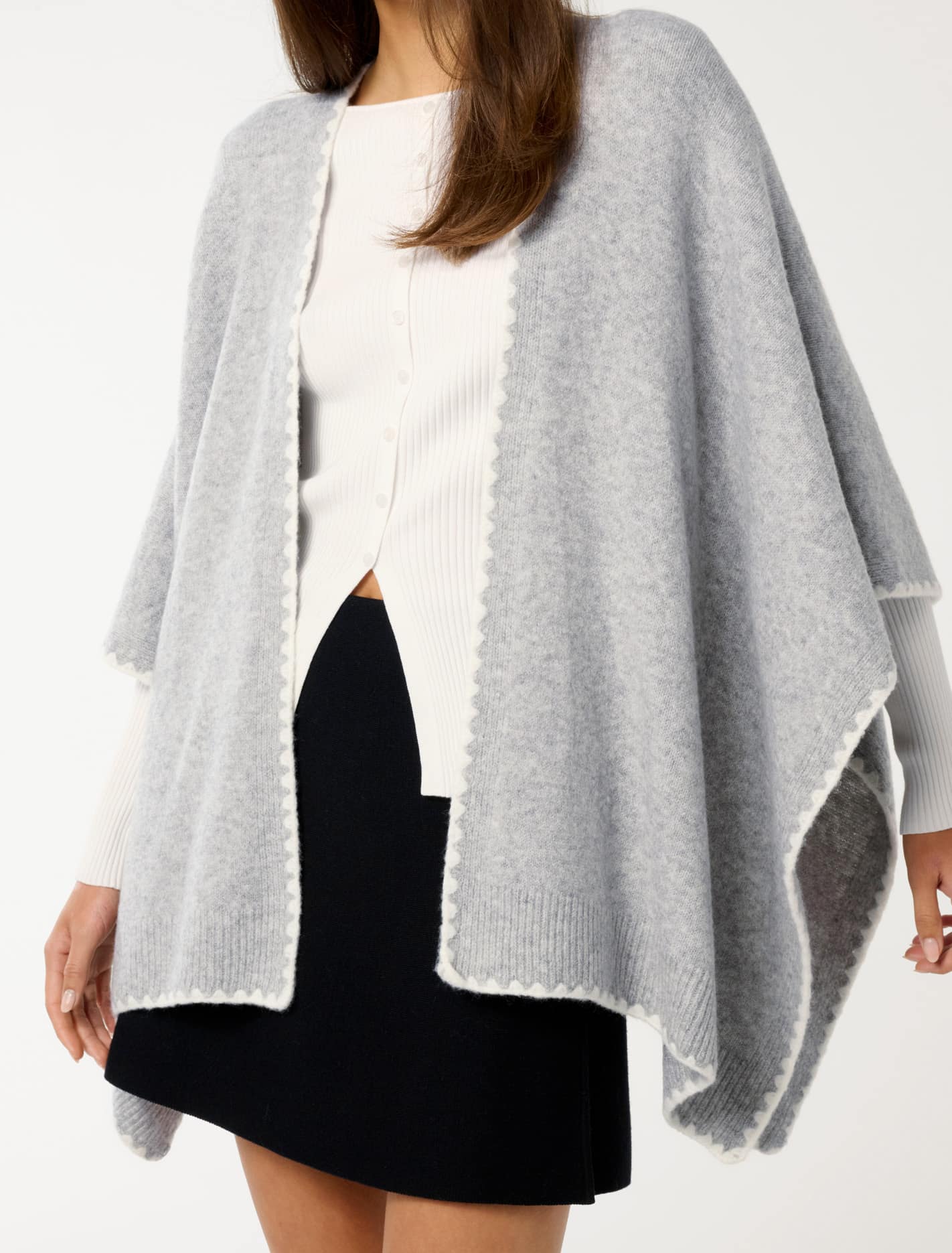 Sara Stitch Detail Cape Grey / White